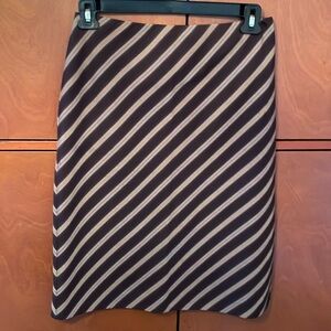 Like new Anne Klein skirt sz 8 
Small slit on one side